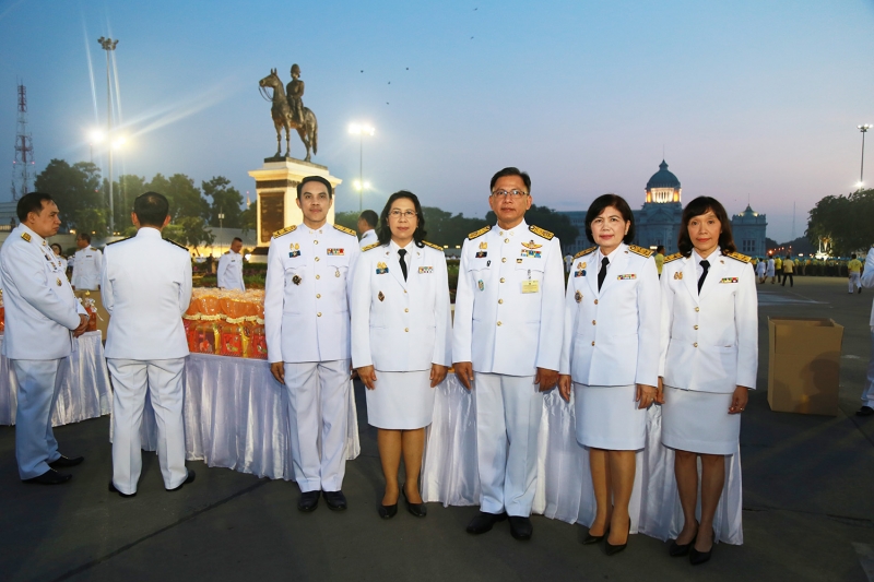 พิธีทำบุญตักบาตร พิธีวางพวงมาลาและถวายบังคม เนื่องในวันคล้ายวันสวรรคตพระบาทสมเด็จพระปรมินทรมหาภูมิพลอดุลเดช บรมนาถบพิตร