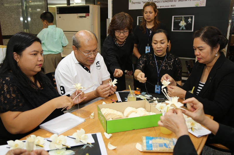 สตง.ร่วมประดิษฐ์  “ดอกไม้จันทน์ถวายพ่อหลวง (ดอกดารารัตน์)”