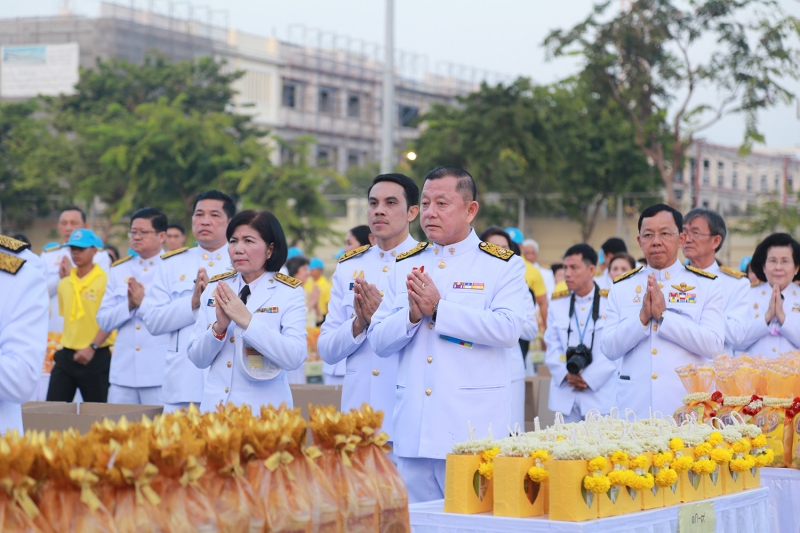 พิธีทำบุญตักบาตร พิธีวางพวงมาลาและถวายบังคม เนื่องในวันคล้ายวันสวรรคตพระบาทสมเด็จพระปรมินทรมหาภูมิพลอดุลเดช บรมนาถบพิตร