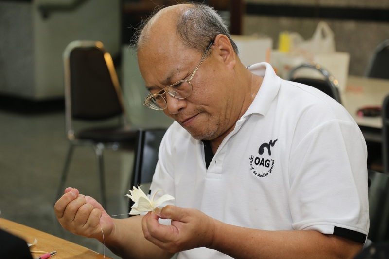 สตง.ร่วมประดิษฐ์  “ดอกไม้จันทน์ถวายพ่อหลวง (ดอกดารารัตน์)”