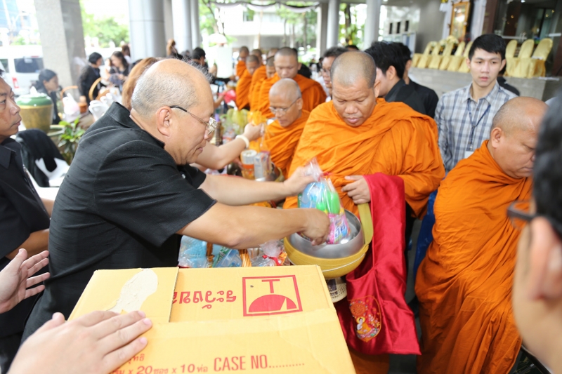 ทำบุญตักบาตรข้าวสารอาหารแห้ง ประจำเดือนเดือนมิถุนายน 2560