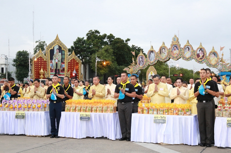 พิธีทำบุญตักบาตรถวายพระราชกุศล