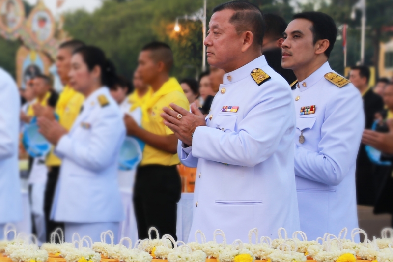 พิธีทำบุญตักบาตร พิธีวางพวงมาลาและถวายบังคม เนื่องในวันคล้ายวันสวรรคตพระบาทสมเด็จพระปรมินทรมหาภูมิพลอดุลเดช บรมนาถบพิตร