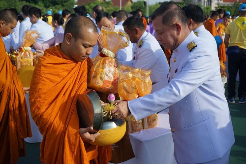 พิธีทำบุญตักบาตรและพิธีลงนามถวายพระพร  เนื่องในโอกาสวันเฉลิมพระชนมพรรษา สมเด็จพระนางเจ้าฯ พระบรมราชินี