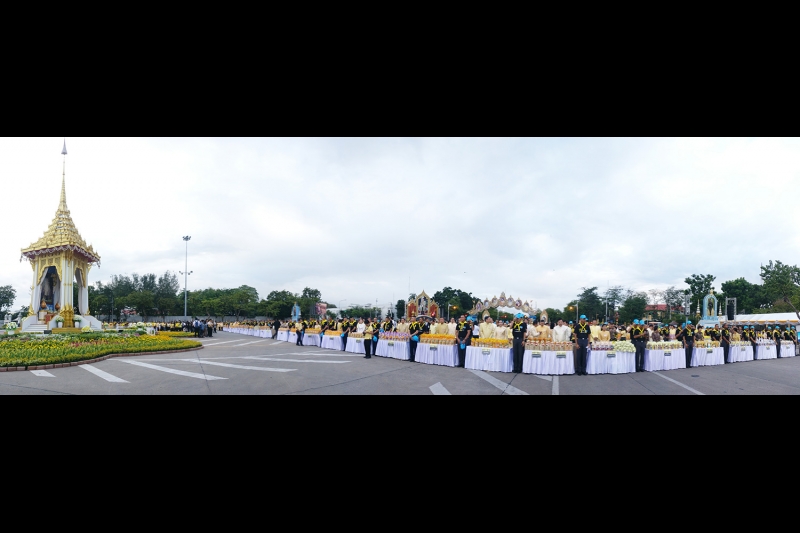 พิธีทำบุญตักบาตรถวายพระราชกุศล