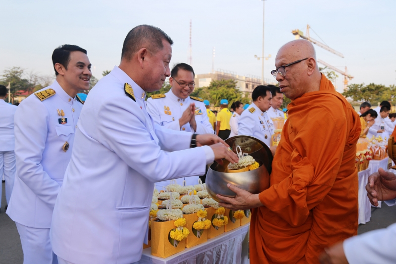 พิธีทำบุญตักบาตร พิธีวางพวงมาลาและถวายบังคม เนื่องในวันคล้ายวันสวรรคตพระบาทสมเด็จพระปรมินทรมหาภูมิพลอดุลเดช บรมนาถบพิตร