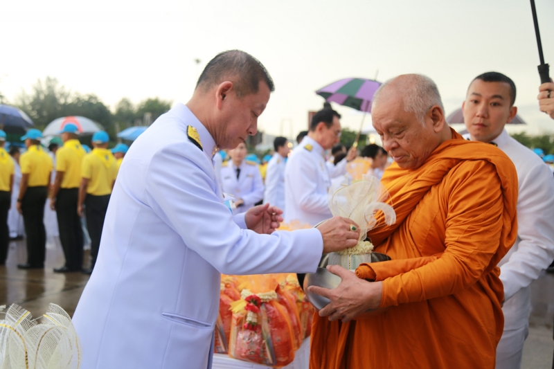 พิธีทำบุญตักบาตร พิธีถวายบังคมและวางพวงมาลา เนื่องในวันปิยมหาราช พุทธศักราช 2561