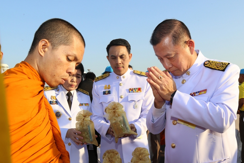 สตง.ร่วมพิธีทำบุญตักบาตรบำเพ็ญกุศลอุทิศถวายพระราชกุศลฯ 5 ธันวาคม 2561