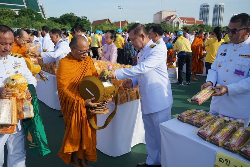 พิธีทำบุญตักบาตรและพิธีลงนามถวายพระพร  เนื่องในโอกาสวันเฉลิมพระชนมพรรษา สมเด็จพระนางเจ้าฯ พระบรมราชินี