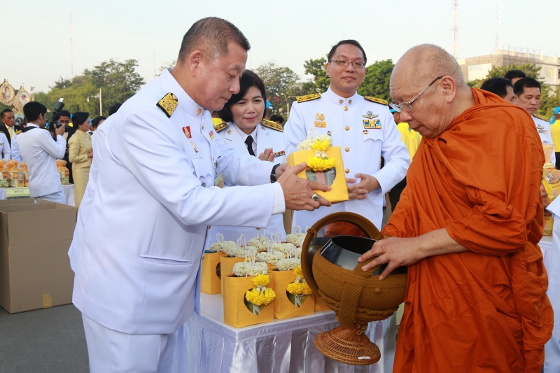 พิธีทำบุญตักบาตร พิธีวางพวงมาลาและถวายบังคม เนื่องในวันคล้ายวันสวรรคตพระบาทสมเด็จพระปรมินทรมหาภูมิพลอดุลเดช บรมนาถบพิตร