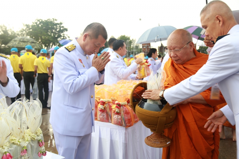 พิธีทำบุญตักบาตร พิธีถวายบังคมและวางพวงมาลา เนื่องในวันปิยมหาราช พุทธศักราช 2561