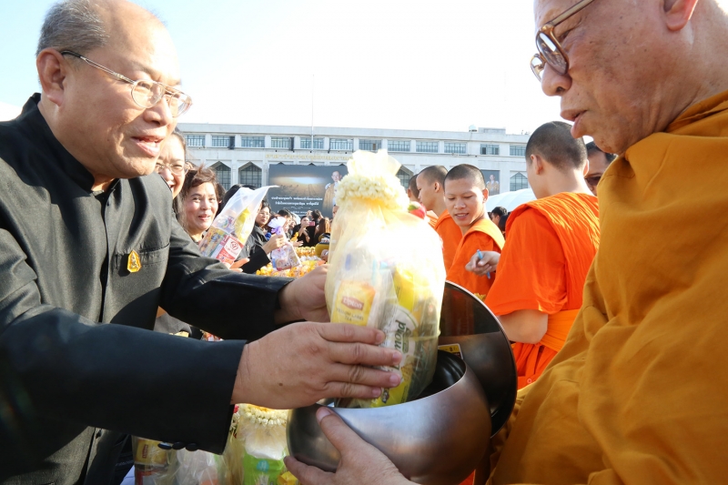 พิธีทำบุญตักบาตรเนื่องในงานใต้ร่มพระบารมี 235 ปี กรุงรัตนโกสินทร์