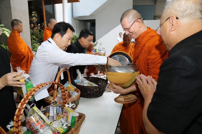 ทำบุญตักบาตรข้าวสารอาหารแห้ง ประจำเดือนเดือนมิถุนายน 2560