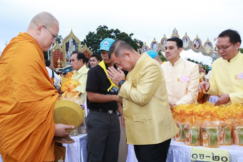 พิธีทำบุญตักบาตรถวายพระราชกุศล