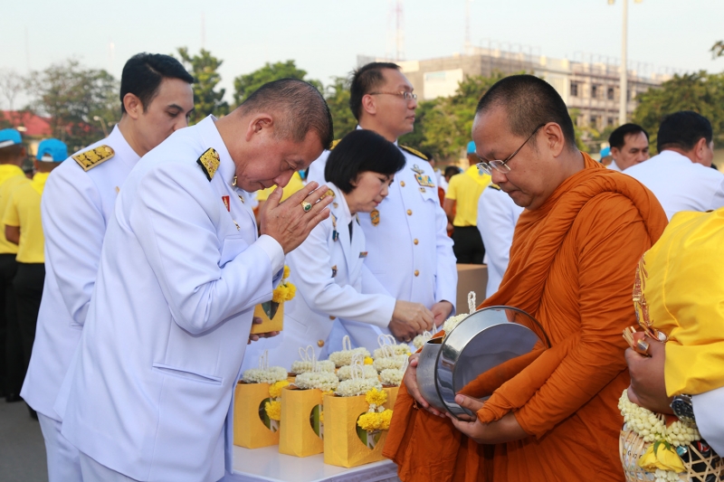 พิธีทำบุญตักบาตร พิธีวางพวงมาลาและถวายบังคม เนื่องในวันคล้ายวันสวรรคตพระบาทสมเด็จพระปรมินทรมหาภูมิพลอดุลเดช บรมนาถบพิตร