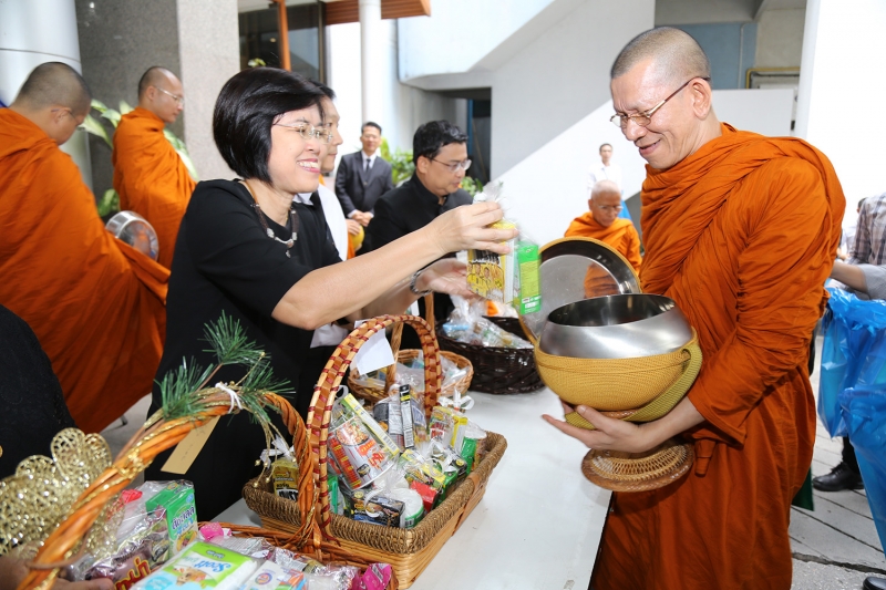 ทำบุญตักบาตรข้าวสารอาหารแห้ง ประจำเดือนเดือนมิถุนายน 2560