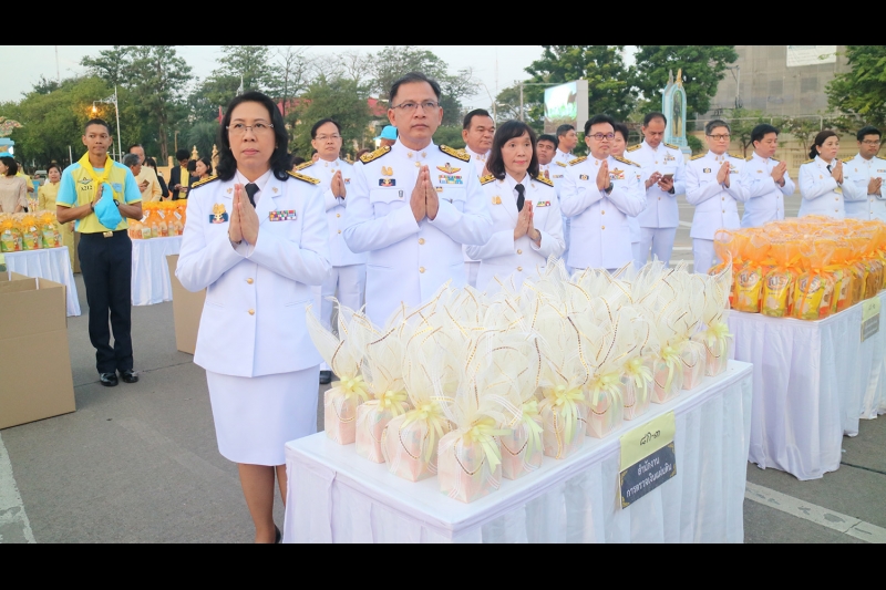 พิธีทำบุญตักบาตร พิธีวางพวงมาลาและถวายบังคม เนื่องในวันคล้ายวันสวรรคตพระบาทสมเด็จพระปรมินทรมหาภูมิพลอดุลเดช บรมนาถบพิตร