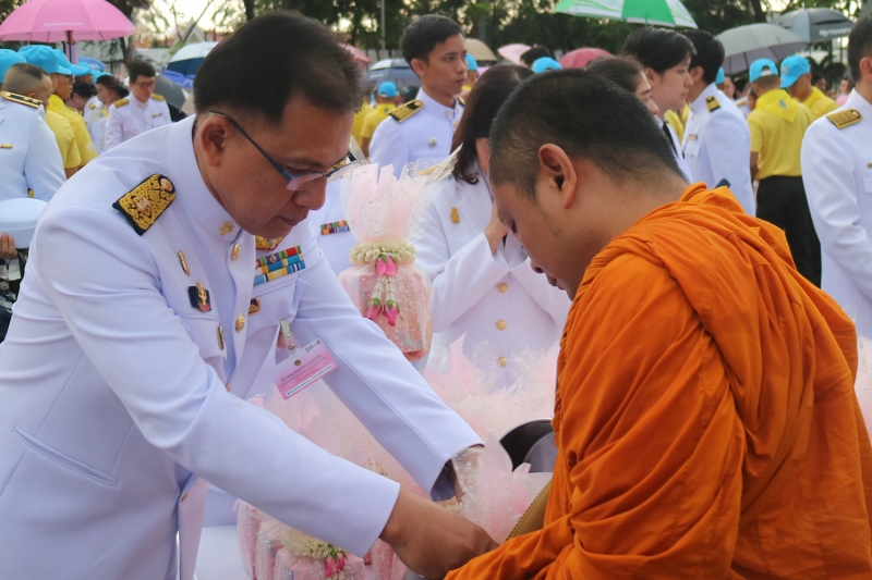 พิธีทำบุญตักบาตร พิธีถวายบังคมและวางพวงมาลา เนื่องในวันปิยมหาราช พุทธศักราช 2561