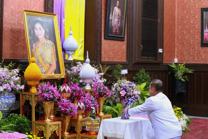 พิธีทำบุญตักบาตรและพิธีลงนามถวายพระพร  เนื่องในโอกาสวันเฉลิมพระชนมพรรษา สมเด็จพระนางเจ้าฯ พระบรมราชินี