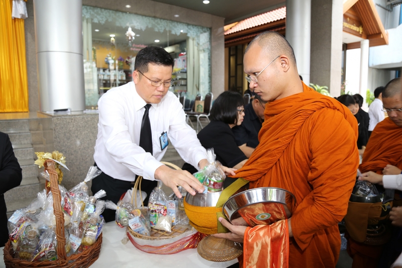 ทำบุญตักบาตรข้าวสารอาหารแห้ง ประจำเดือนเดือนมิถุนายน 2560