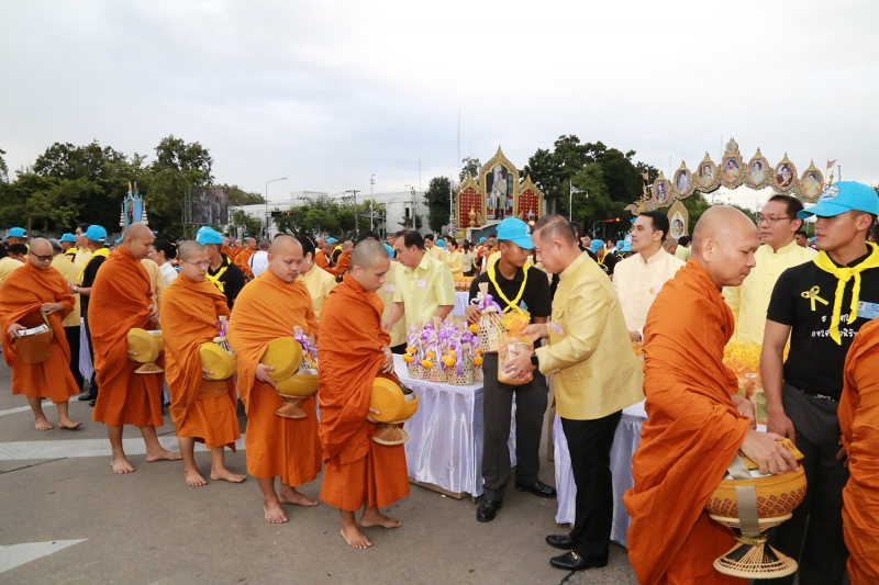 พิธีทำบุญตักบาตรถวายพระราชกุศล