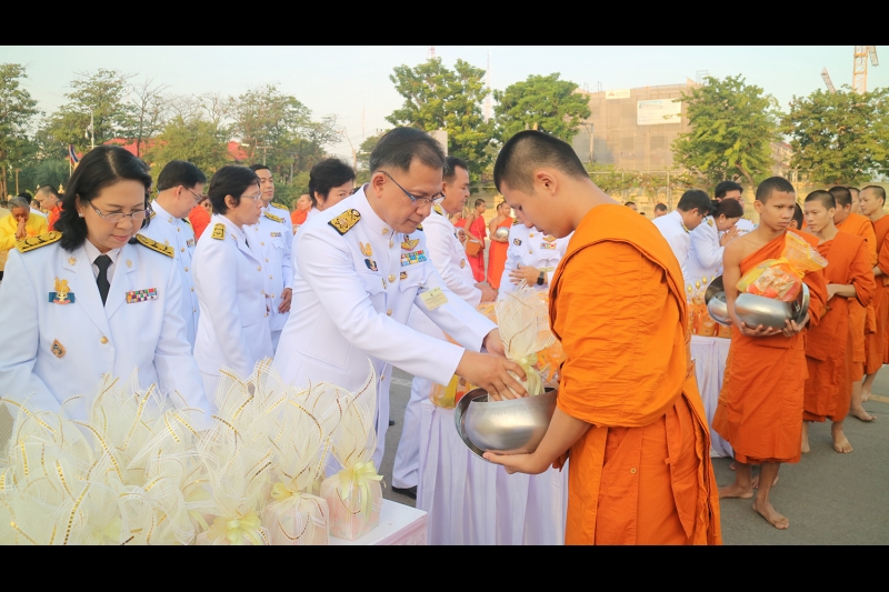 พิธีทำบุญตักบาตร พิธีวางพวงมาลาและถวายบังคม เนื่องในวันคล้ายวันสวรรคตพระบาทสมเด็จพระปรมินทรมหาภูมิพลอดุลเดช บรมนาถบพิตร