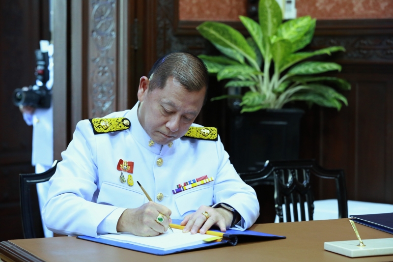 พิธีทำบุญตักบาตรและพิธีลงนามถวายพระพร  เนื่องในโอกาสวันเฉลิมพระชนมพรรษา สมเด็จพระนางเจ้าฯ พระบรมราชินี