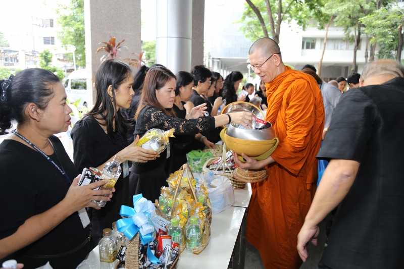 ทำบุญตักบาตรข้าวสารอาหารแห้ง ประจำเดือนเดือนมิถุนายน 2560