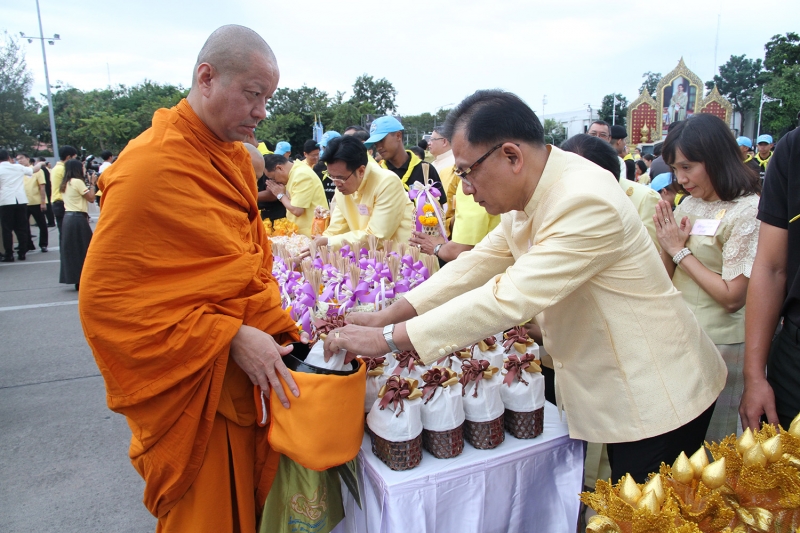 พิธีทำบุญตักบาตรถวายพระราชกุศล