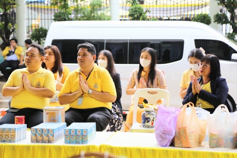 พิธีเจริญพระพุทธมนต์และทำบุญตักบาตร