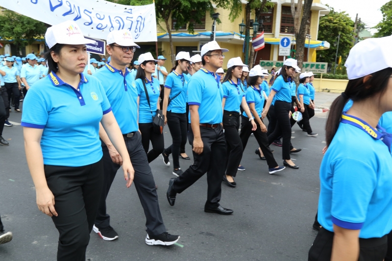 สำนักงานการตรวจเงินแผ่นดิน ร่วมเดินริ้วขบวนอัญเชิญเครื่องราชสักการะและร่วมพิธีจุดเทียนถวายพระพรชัยมงคล