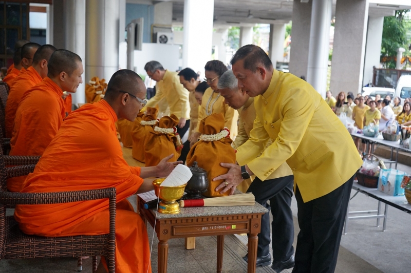 พิธีทำบุญตักบาตรข้าวสารอาหารแห้ง คณะสงฆ์จำนวน 9 รูป จากวัดอรุณราชวรารามราชวรมหาวิหาร พระอารามหลวง