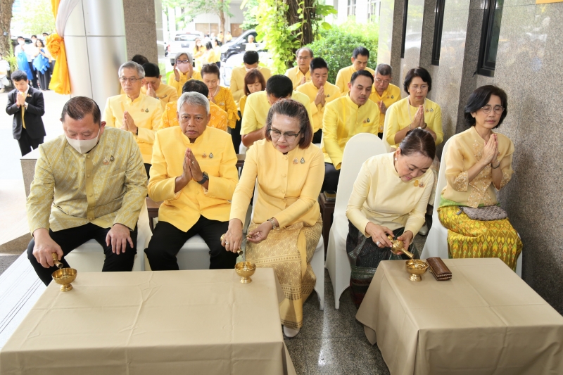 พิธีเจริญพระพุทธมนต์และทำบุญตักบาตร