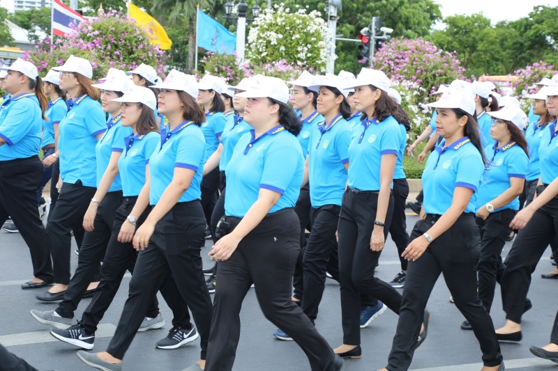 สำนักงานการตรวจเงินแผ่นดิน ร่วมเดินริ้วขบวนอัญเชิญเครื่องราชสักการะและร่วมพิธีจุดเทียนถวายพระพรชัยมงคล