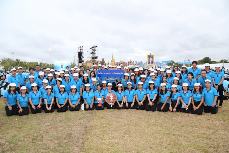 สำนักงานการตรวจเงินแผ่นดิน ร่วมเดินริ้วขบวนอัญเชิญเครื่องราชสักการะและร่วมพิธีจุดเทียนถวายพระพรชัยมงคล