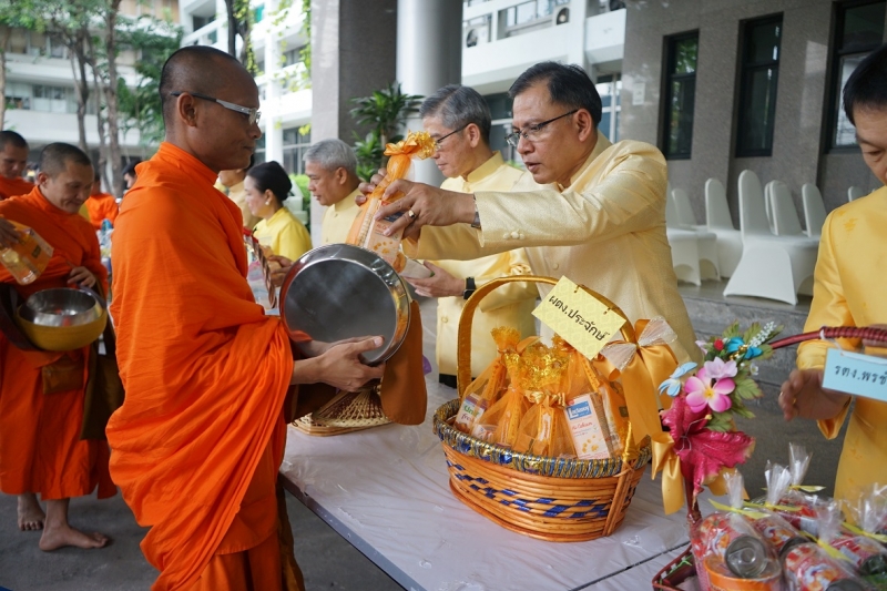 พิธีทำบุญตักบาตรข้าวสารอาหารแห้ง คณะสงฆ์จำนวน 9 รูป จากวัดอรุณราชวรารามราชวรมหาวิหาร พระอารามหลวง