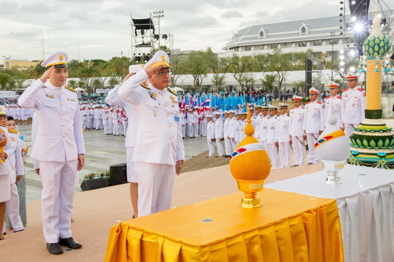 สำนักงานการตรวจเงินแผ่นดิน ร่วมเดินริ้วขบวนอัญเชิญเครื่องราชสักการะและร่วมพิธีจุดเทียนถวายพระพรชัยมงคล
