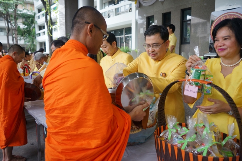 พิธีทำบุญตักบาตรข้าวสารอาหารแห้ง คณะสงฆ์จำนวน 9 รูป จากวัดอรุณราชวรารามราชวรมหาวิหาร พระอารามหลวง