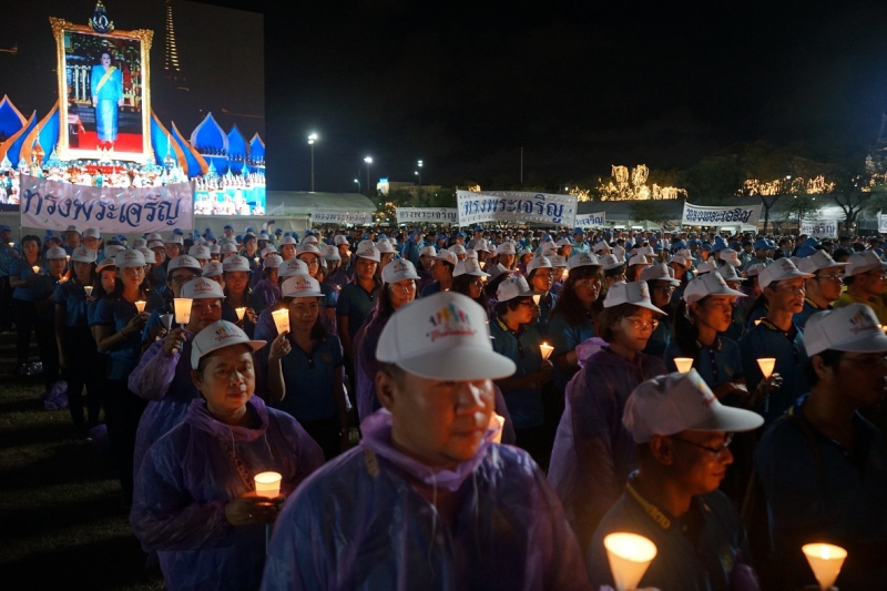 สำนักงานการตรวจเงินแผ่นดิน ร่วมเดินริ้วขบวนอัญเชิญเครื่องราชสักการะและร่วมพิธีจุดเทียนถวายพระพรชัยมงคล