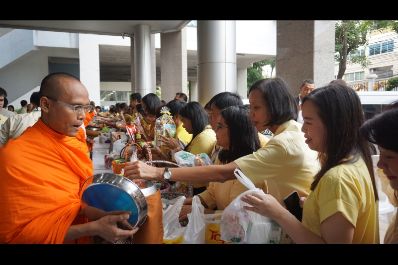 พิธีทำบุญตักบาตรข้าวสารอาหารแห้ง คณะสงฆ์จำนวน 9 รูป จากวัดอรุณราชวรารามราชวรมหาวิหาร พระอารามหลวง 