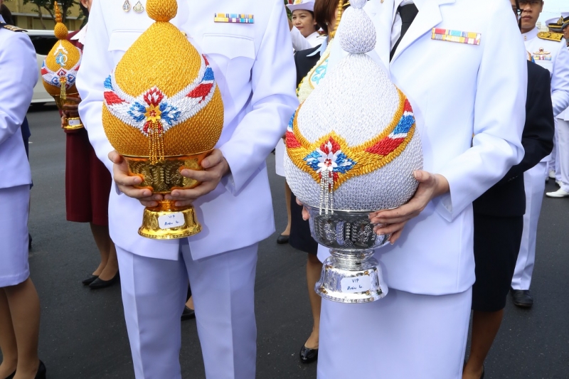 สำนักงานการตรวจเงินแผ่นดิน ร่วมเดินริ้วขบวนอัญเชิญเครื่องราชสักการะและร่วมพิธีจุดเทียนถวายพระพรชัยมงคล