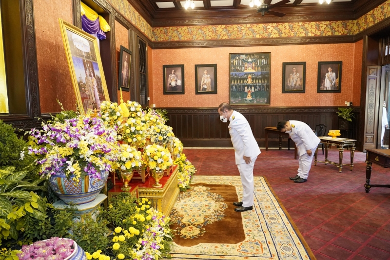 ลงนามถวายพระพรพระบาทสมเด็จพระเจ้าอยู่หัว และสมเด็จพระนางเจ้าฯ พระบรมราชินี เนื่องในโอกาสวันขึ้นปีใหม่ พุทธศักราช 2564