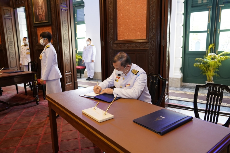 ลงนามถวายพระพรพระบาทสมเด็จพระเจ้าอยู่หัว และสมเด็จพระนางเจ้าฯ พระบรมราชินี เนื่องในโอกาสวันขึ้นปีใหม่ พุทธศักราช 2564