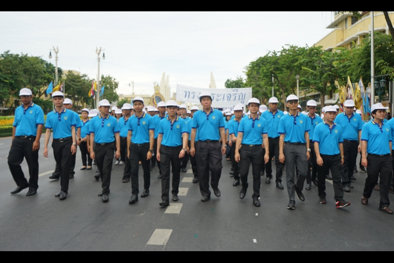 สำนักงานการตรวจเงินแผ่นดิน ร่วมเดินริ้วขบวนอัญเชิญเครื่องราชสักการะและร่วมพิธีจุดเทียนถวายพระพรชัยมงคล