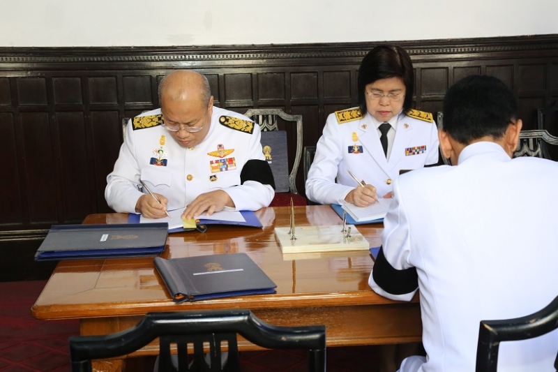 ลงนามถวายพระพรสมเด็จพระเจ้าอยู่หัวมหาวชิราลงกรณ บดินทรเทพยวรางกูร