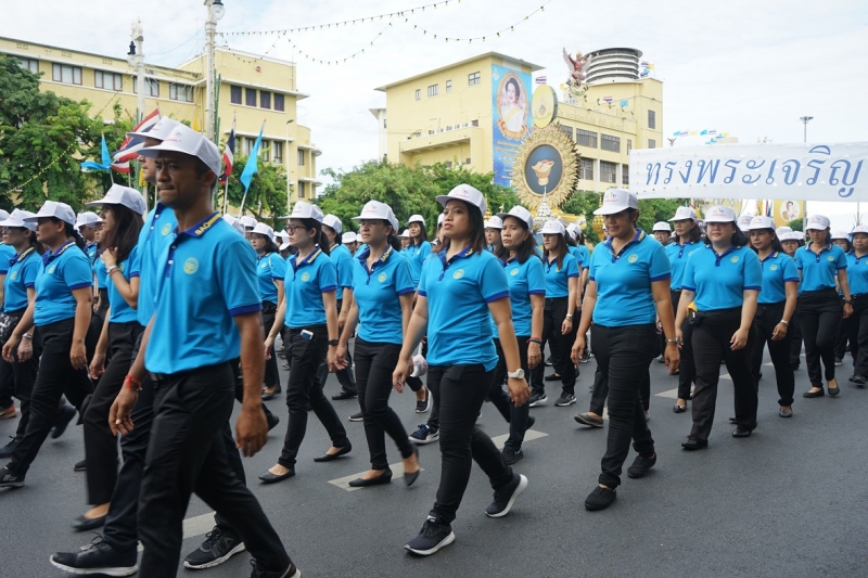 สำนักงานการตรวจเงินแผ่นดิน ร่วมเดินริ้วขบวนอัญเชิญเครื่องราชสักการะและร่วมพิธีจุดเทียนถวายพระพรชัยมงคล