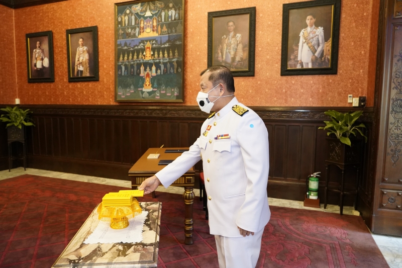 ลงนามถวายพระพรพระบาทสมเด็จพระเจ้าอยู่หัว และสมเด็จพระนางเจ้าฯ พระบรมราชินี เนื่องในโอกาสวันขึ้นปีใหม่ พุทธศักราช 2564