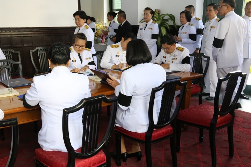 ลงนามถวายพระพรสมเด็จพระเจ้าอยู่หัวมหาวชิราลงกรณ บดินทรเทพยวรางกูร