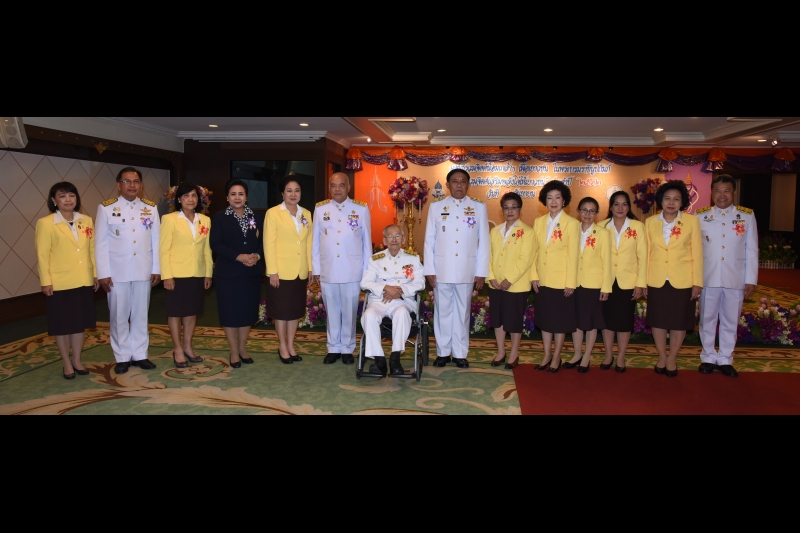 พระราชทานของที่ระลึกและฉายพระรูปหมู่ร่วมกับคณะผู้ตรวจสอบบัญชี ของสำนักงานการตรวจเงินแผ่นดิน