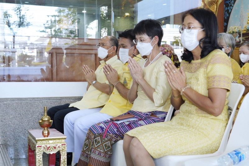 พิธีเจริญพระพุทธมนต์และทำบุญตักบาตร 
